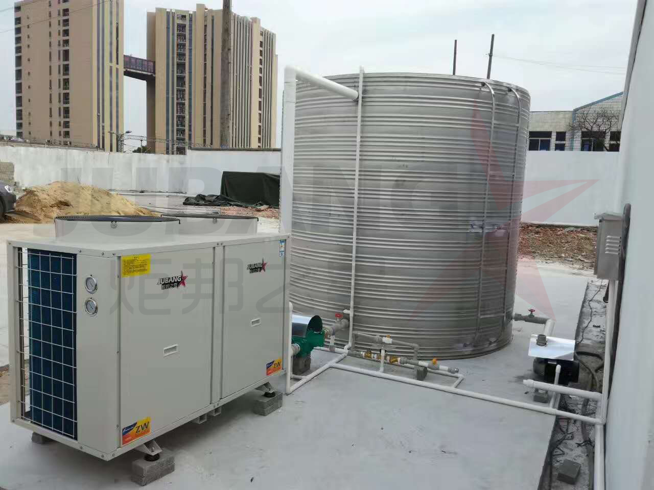 建筑工地用水选空气能热水器还是太阳能热水器?